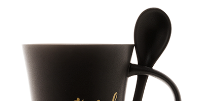 caneca de ceramica grateful preta com colher m3