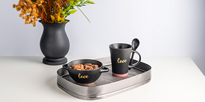 caneca de ceramica love preta com colher m2
