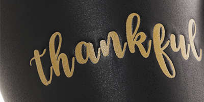 caneca de ceramica thankful preta com colher m3