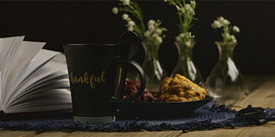 caneca de ceramica thankful preta com colher m2