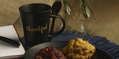 caneca de ceramica thankful preta com colher m1