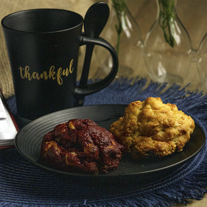 caneca de ceramica thankful preta com colher 2