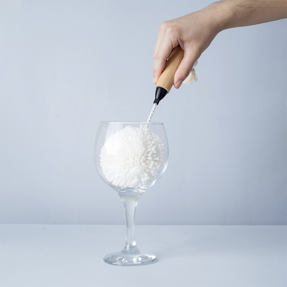 escova de bambu oikos flexivel para limpeza de copos preta 1