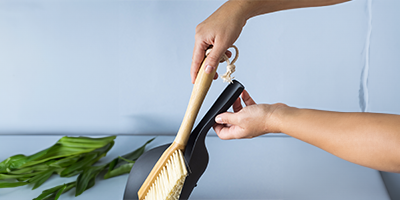 escova de bambu oikos com pa para limpeza preta m3