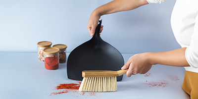 escova de bambu oikos com pa para limpeza preta m1