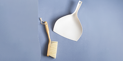 escova de bambu oikos com pa para limpeza off white m3