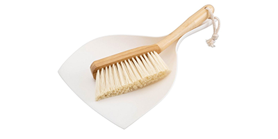 escova de bambu oikos com pa para limpeza off white m2