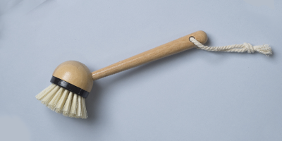 escova de bambu oikos redonda com cabo para limpeza preta m2