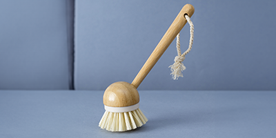 escova de bambu oikos redonda com cabo para limpeza off white m3