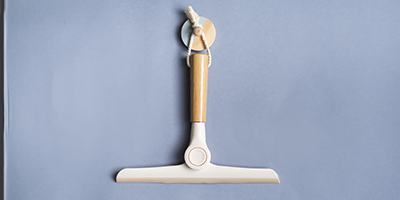 rodo de pia oikos com cabo de bambu dobravel off white m1