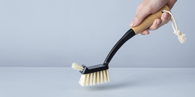 escova de bambu oikos duo para limpeza preta m2