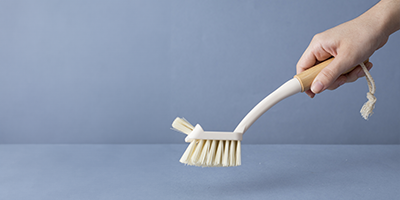 escova de bambu oikos duo para limpeza off white m2