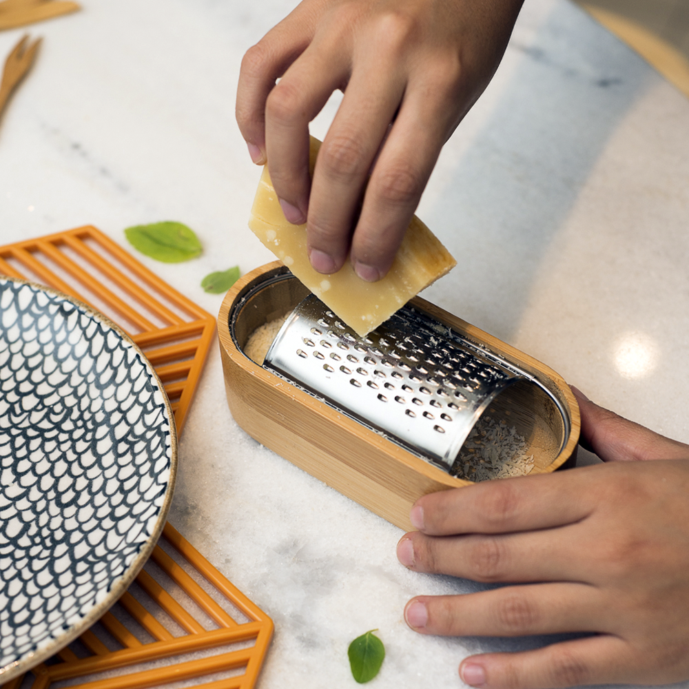 ralador de mesa oikos com recipiente de bambu 1