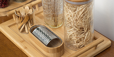 ralador de mesa oikos com recipiente de bambu m2