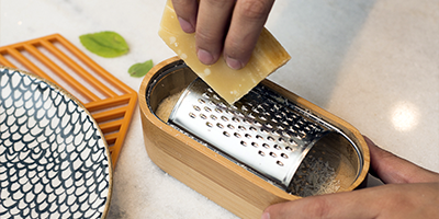 ralador de mesa oikos com recipiente de bambu m1